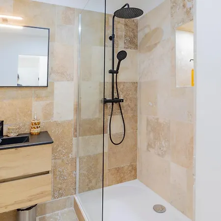 Le Cocon Du Peyrou Lit Parapluie Disponible Sur Demande Moyennant Supplement